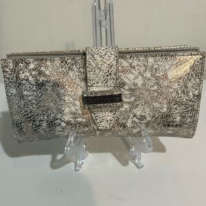 VÉLEZ Metallic Silver Cracked Leather Checkbook Wallet – Folia Nudo Style